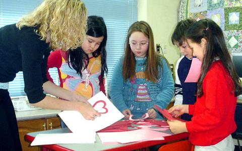 Camp Humphreys kids hope valentines will cheer troops in Iraq | Stars